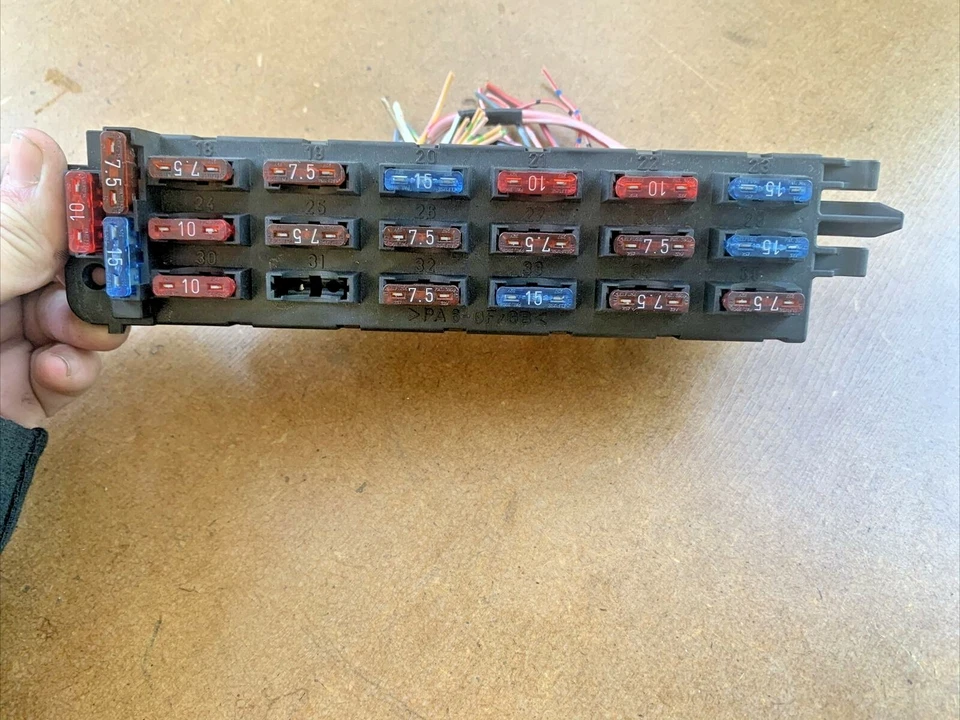 Mercedes C220 C280 1994-1996 debajo del capó caja de relé de fusibles OEM 2025450901 Foto 4 de 4