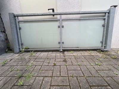 2 Balkonbrüstungen / Zaunelemente aus verzinktem Stahl und VSG