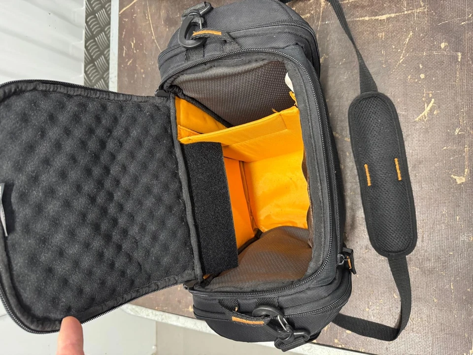 Case Logic 120.581 SLR Suspension System Camera Bag With Strap - Image 4 of 4