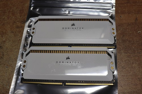CORSAIR Dominator RGB 16 GB 2x8 GB DDR4 3200 MHz C16 CMT16GX4M2C3200C16W memoria RAM - Foto 3 di 3