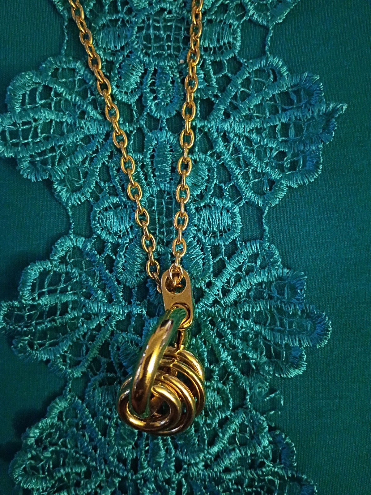 Gold Tone Circle Interconnected Ring Pendant Cabl… - image 15