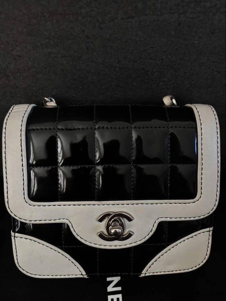 Mini Bolso de Hombro CHANEL Barra de Chocolate Negro Blanco Diseño de Patente Foto 2 de 4