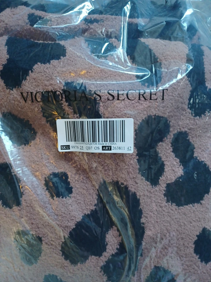 Victoria's Secret 粉色棉花糖针织 Pom/Tassel 豹纹舒适毯  — 第 2/3 张图片