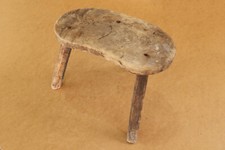 Antiguo taburete de ordeño de madera primitivo antiguo hecho a mano silla años 30 principios del siglo XX