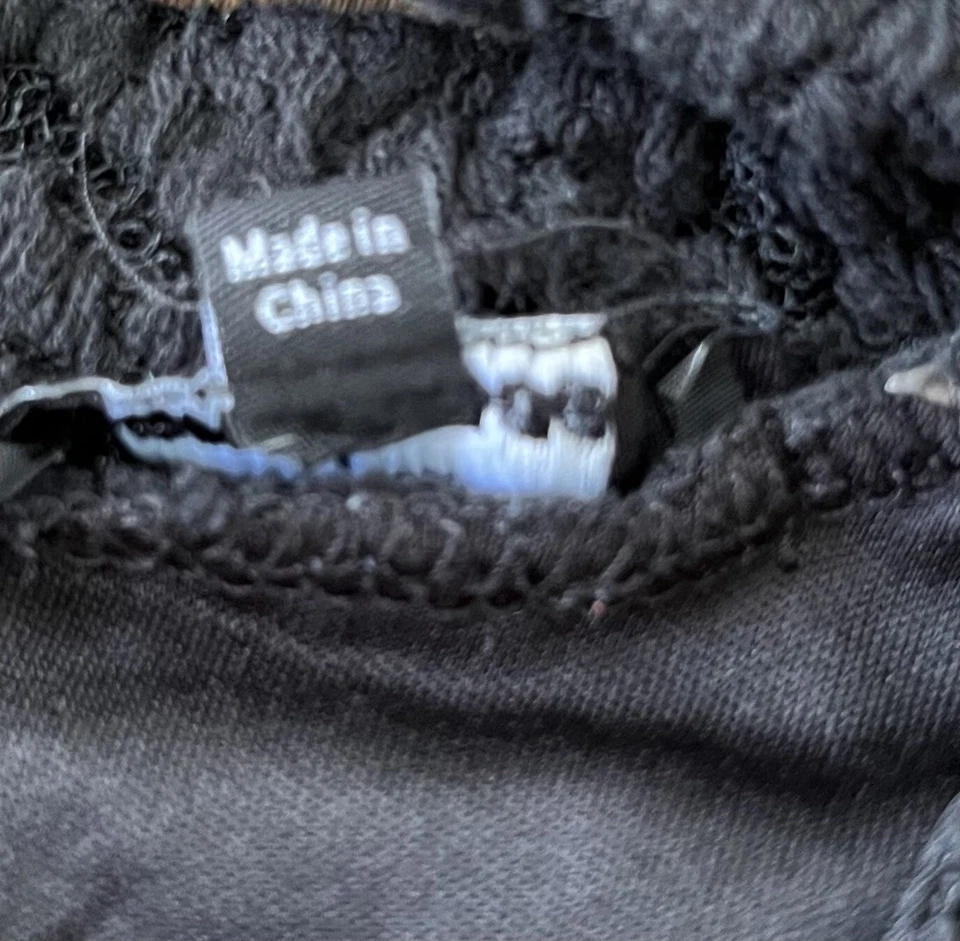 Blusa Gargantilla Ambiance Negra Encaje Manga Larga Cuello en V Volantes Talla Pequeña Foto 4 de 4