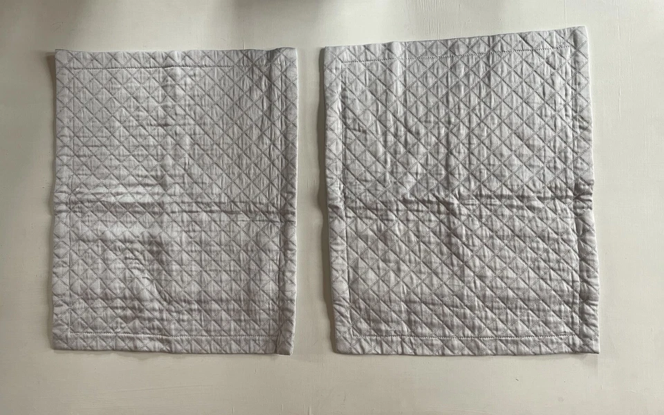 Juego de 2 fundas de almohada acolchadas MATOUK 18” X 14,5” gris claro Foto 2 de 4