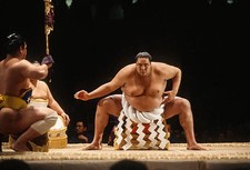 Akebono Taro born in Hawaii as Chad Rowan performs a ritual prior - Old Photo 5