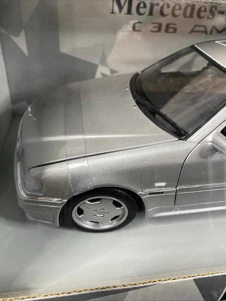 UT Mercedes Benz Clase C C36 AMG W202 Sedán 1:18 Plateado Foto 4 de 4