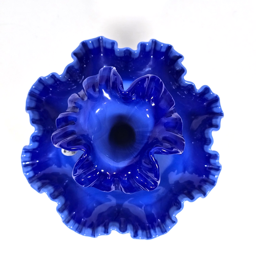 FENTON CUERNO ÚNICO PERIWINKLE EPERGNE CENTRO DE MESA DIAMANTE ENCAJE HECHO A MANO EE. UU. RARO - Imagen 8 de 18