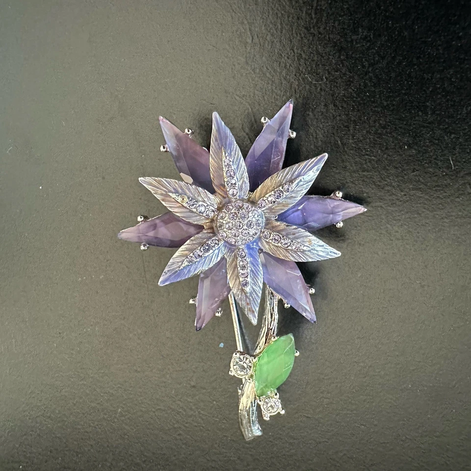 Prendedor/broche Napier tono plata cristal y estrás flor púrpura 2,5" en caja Foto 4 de 4