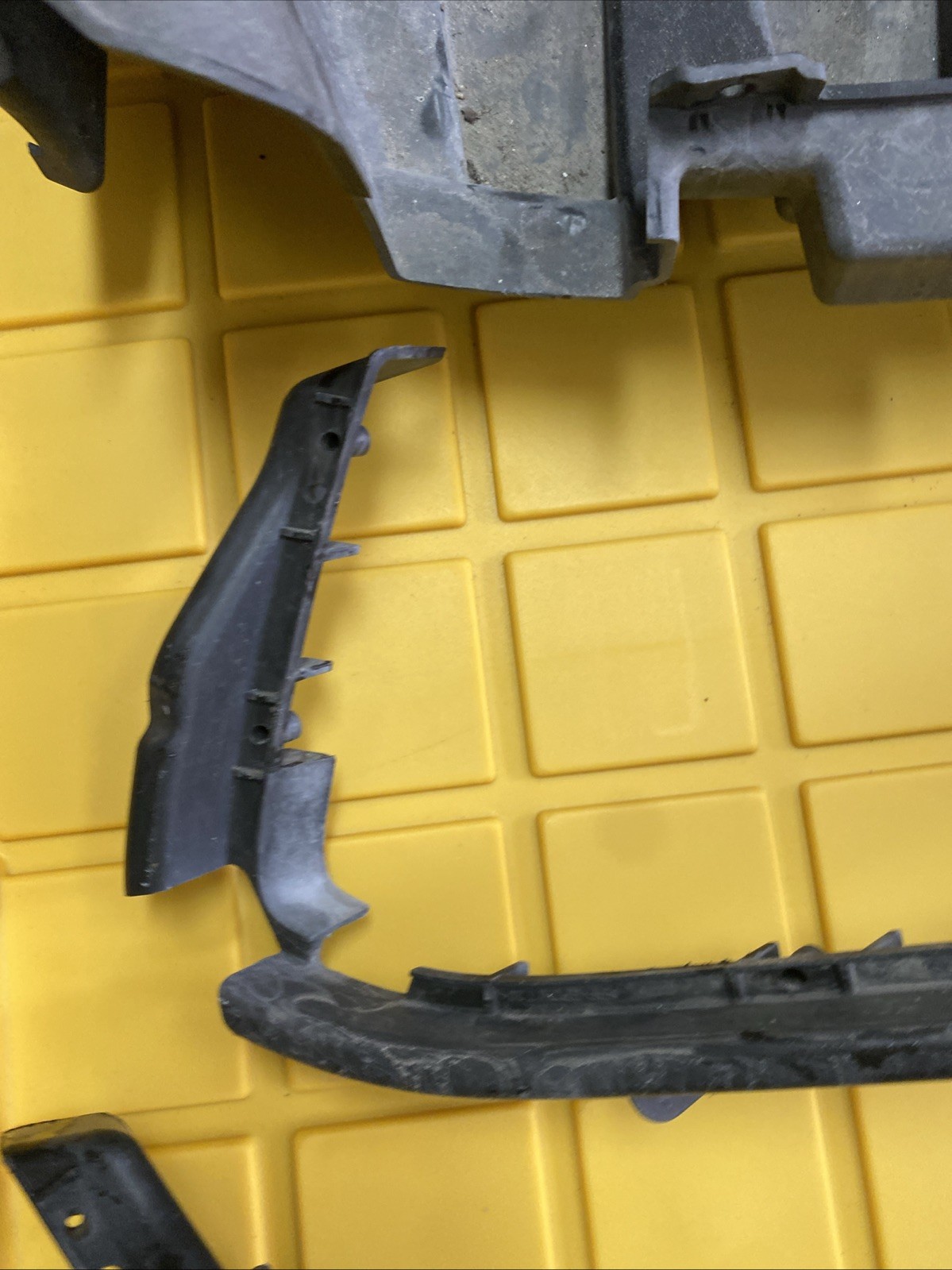 2014 2015 Audi R8 V8 Front Bumper Left Right Grill Vent Bracket Lower Guard Oem