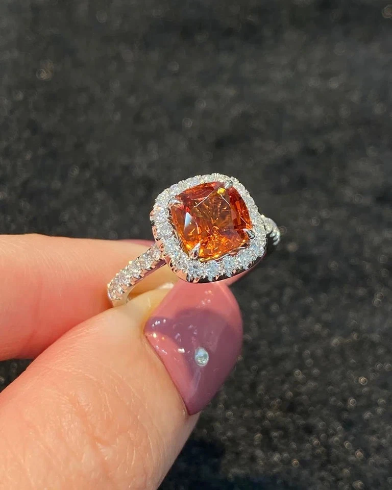 Alianza de oro blanco de 18 k con diamantes de zafiro naranja natural de corte cojín de 4,05 quilates Foto 2 de 4