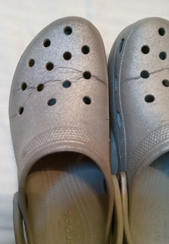 Plataforma Crocs para mujer talla 10 plateada Foto 2 de 4