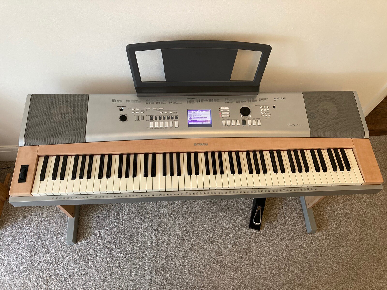 Yamaha DGX620 Portable Grand Piano / Keyboard with Music Rest, Sustain