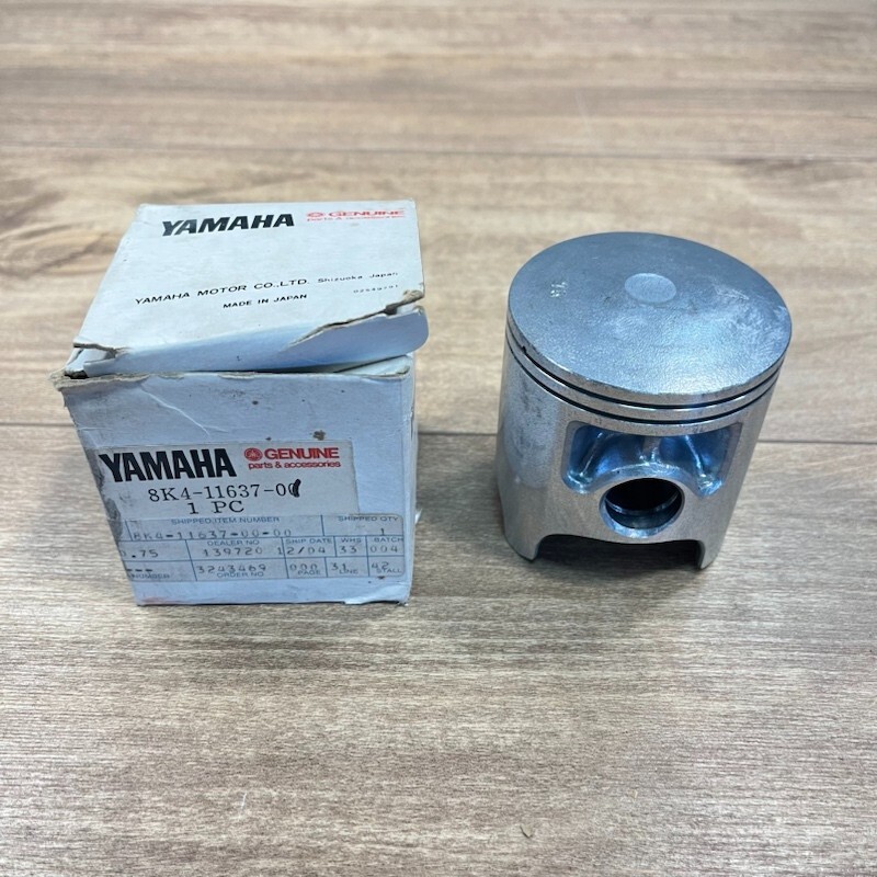 NEW YAMAHA OEM NOS PISTON / 8K4-11637-00 / 3rd OVER .75MM 1980-85
