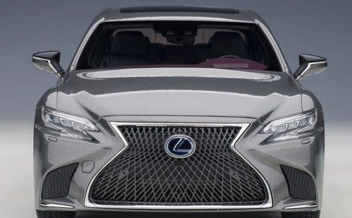78867 AUTOart 1:18 Lexus LS500h Metallic Gray / Crimson Black - Picture 3 of 9