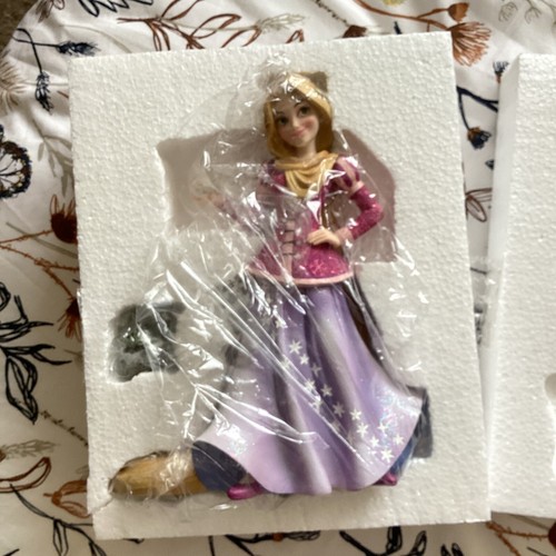 Disney Showcase Couture de Force Rapunzel With Pascal Figurine - Picture 7 of 10