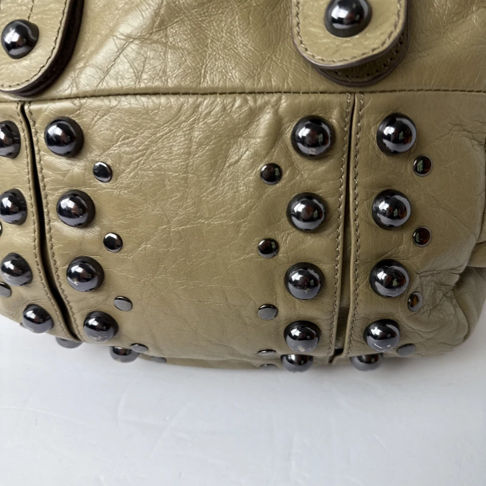 HYPE Bolso Boho de Hombro de Cuero Taupe Bolso de Mano Acentos con Tachuelas 13 x 11" Foto 4 de 4