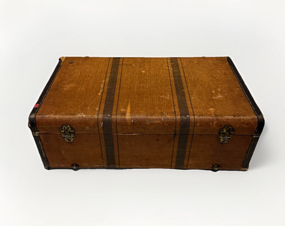 Antigua maleta rígida marrón de los años 40 con interior satinado verde y cerraduras de latón Foto 4 de 4