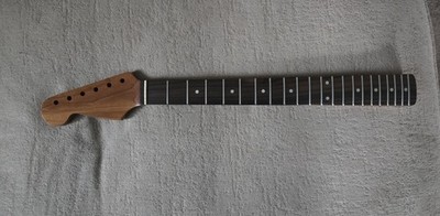 LINKSHÄNDER STRAT HALS GERÖSTETER AHORN UND PALISANDER 21 EDELSTAHLBÜNDE