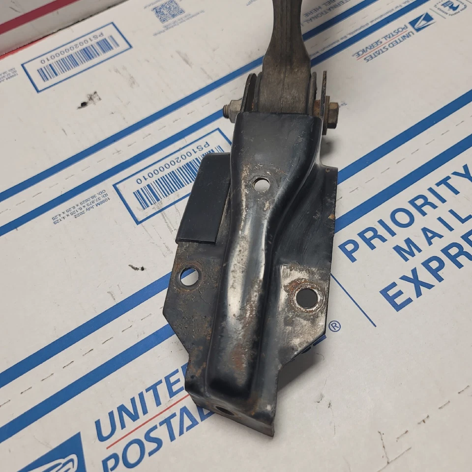 ✅Soporte de montaje de motor delantero derecho 93-02 Cadillac Deville con soporte de montaje de amortiguador Foto 4 de 4