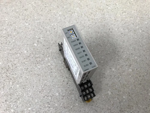 Omron E5ZN-2QPHO3TC-FLK Temperature Controller w/ Omron E5ZN-SCT185-500 Base