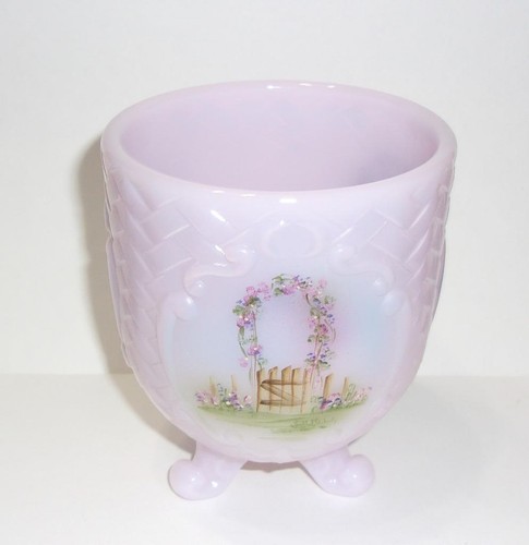 Fenton Glass Pink "Garden Gate" Three Panel Toed Vase Ltd Ed #8/11 M Kibbe - Picture 4 of 7