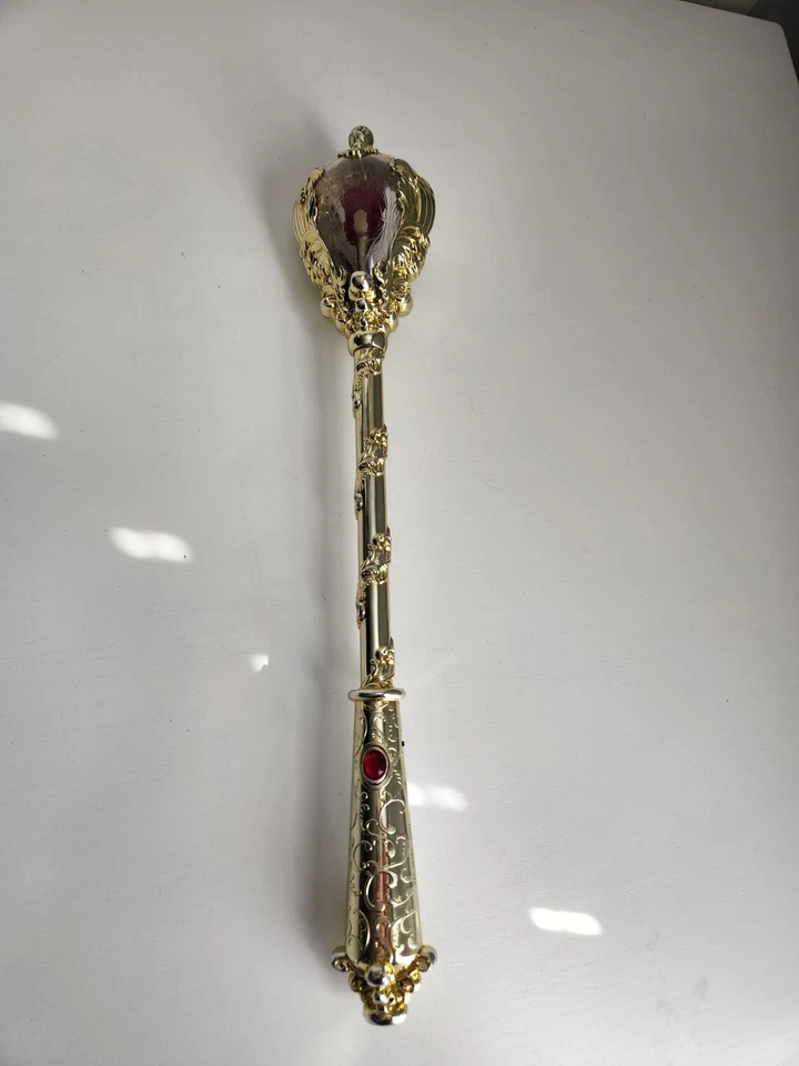 Varita rosa roja iluminada de la tienda Disney La Bella y la Bestia Bella Foto 2 de 4