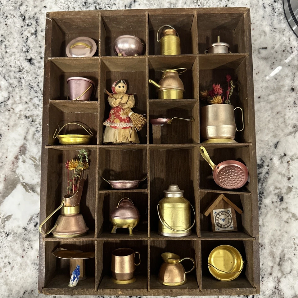 Estante de baratija de exhibición de utensilios de cocina miniatura vintage decoración de platos. Foto 2 de 4