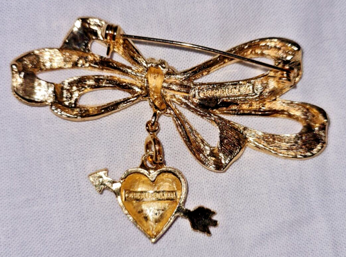 VINTAGE SIGNED PHISTER ENT. 1996 GOLD TONE BOW WITH RED ENAMELED HEART BROOCH - Picture 4 of 7