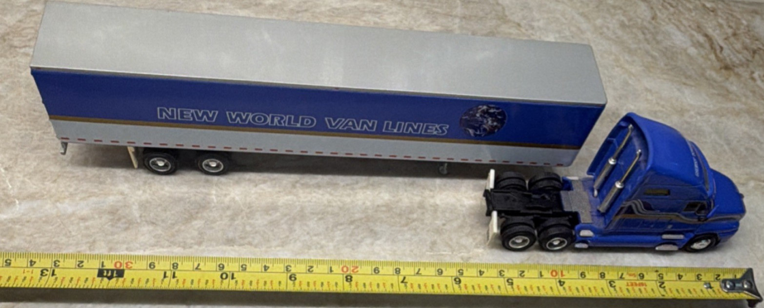 New World Van Lines 1:32 Diecast Tractor Trailer Semi Truck 
