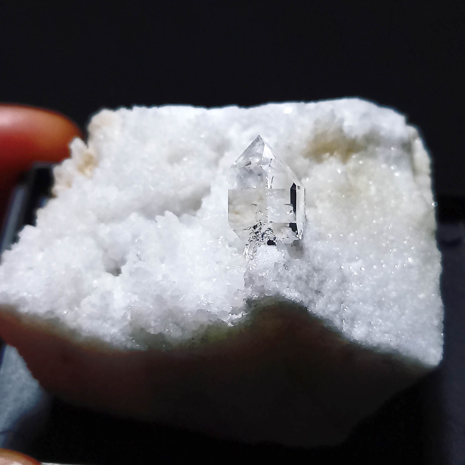 QCar09 - Fantastique HERKIMER DIAMOND QUARTZ sur marbre (Carrara, Italie)