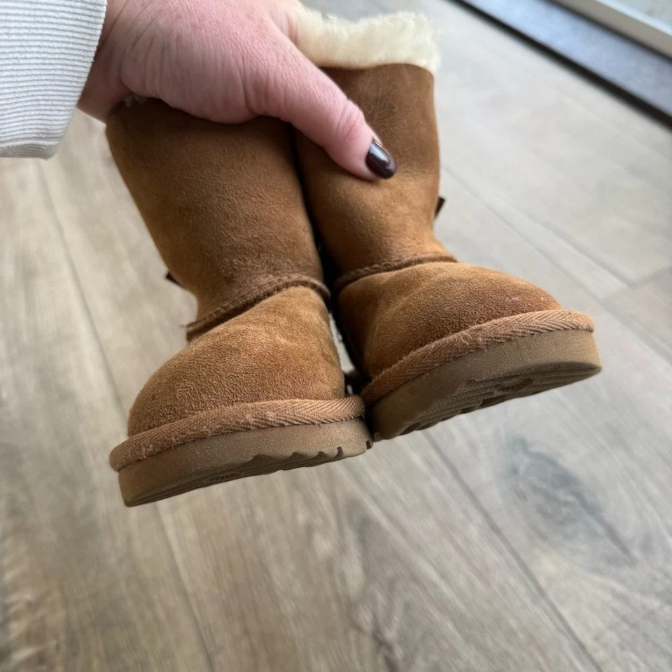 Botas de shearling Ugg double Bailey bow toddler 6C castanha pull-on - Imagem 3 de 4