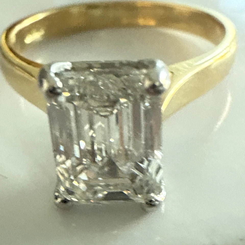 Anillo de oro amarillo de 18 quilates de 2,07 quilates creado en laboratorio diamante certificado IGI Esmeralda Foto 4 de 4