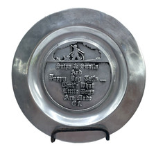 Plato de peltre "Cortes y caracoles y colas de perro cachorro eso es lo que son los niños pequeños...