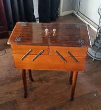 Vintage portable sawing/needle box 1960s