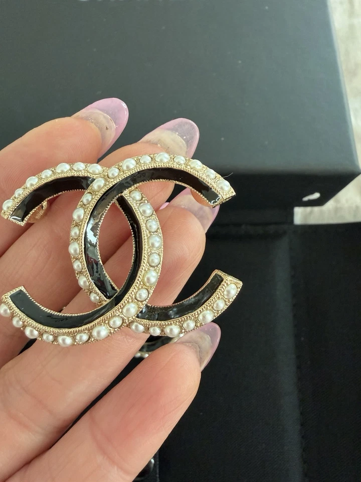 Broche prendedor Chanel con logotipo CC conjunto nuevo. 2 de ellos  Foto 3 de 3