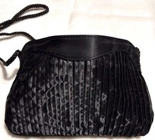 1980 S BLACK PLEATED, RUCHED CLUTCH HANDBAG SPRING HINGE SNAP CLOSURE 9 X 5