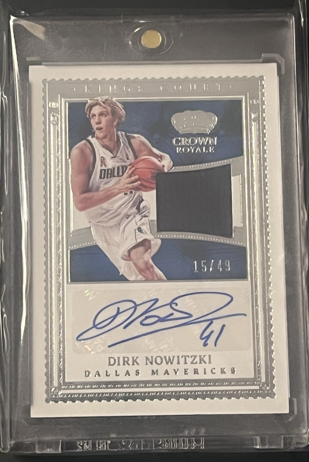 2022-23 Panini Crown Royale Dirk Nowitzki Kings Court Jersey Auto 15/49 view 1