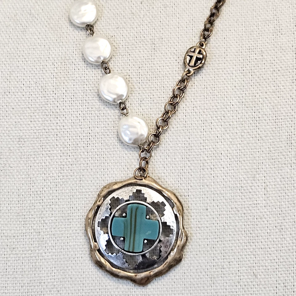 Collar de 28" Cruz Howlita Azul Altar'd State con Cuentas de Perla Tono Latón Foto 2 de 3