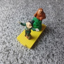 Collectable Wizard Of Oz Scarecrow And Lion Blockbuster Toys 1997.. Read Info