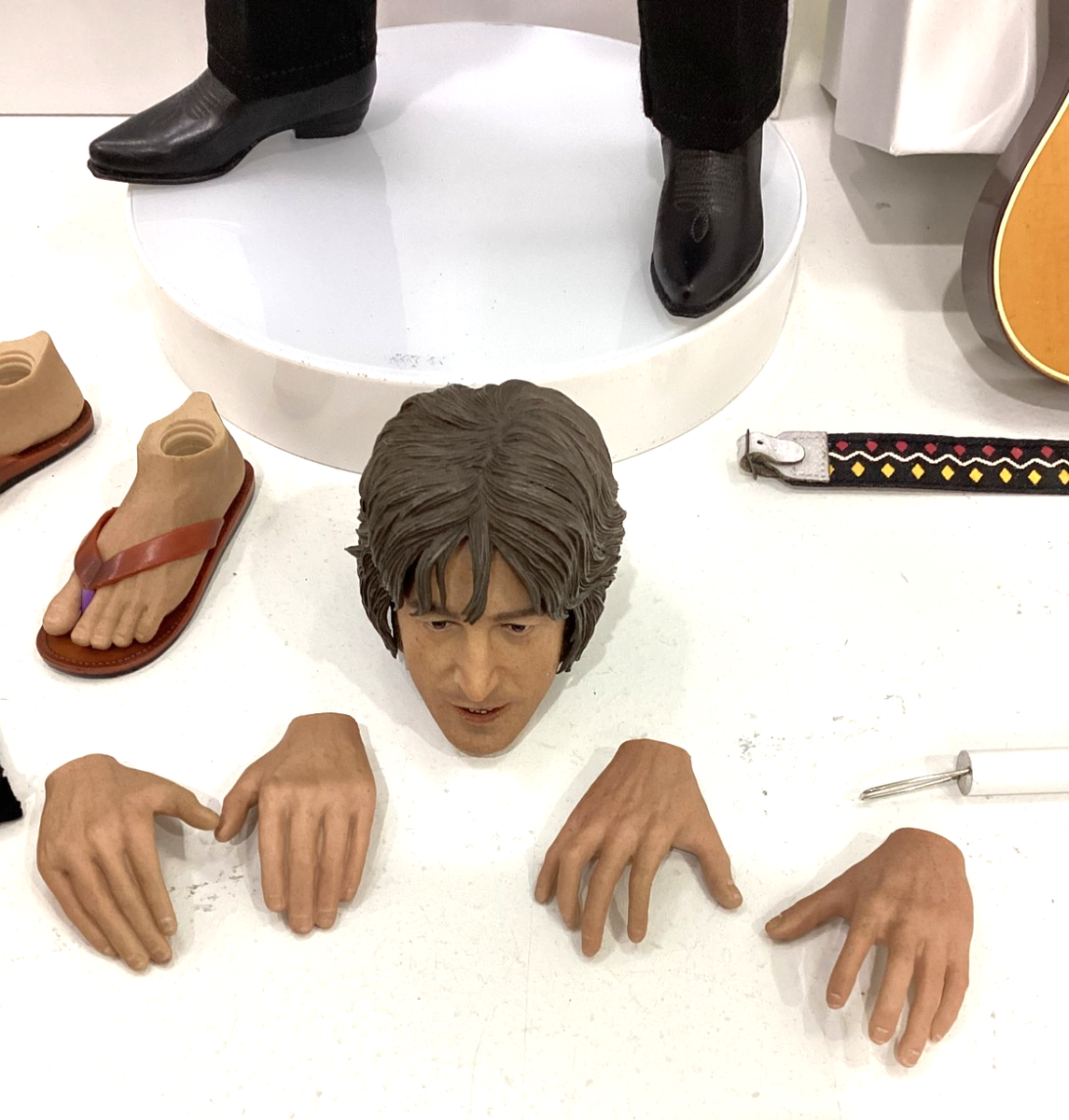 MOLECULE8 JOHN LENNON 1:6 IMAGINE FIGURE W/ GUITAR BEATLES