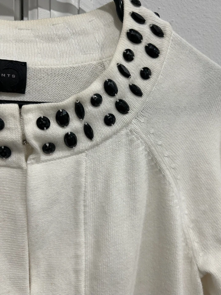 Cardigã suéter branco tamanho pequeno algodão com miçangas gola enfeitada Investments - Imagem 4 de 4