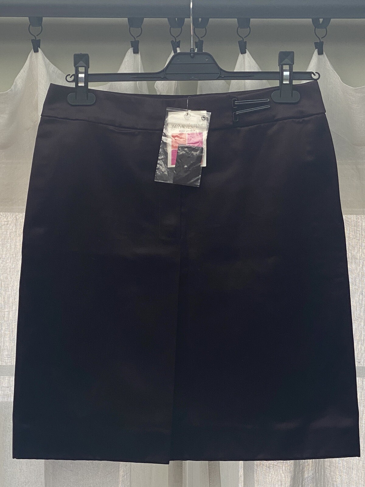 Gonna anteriore piatta Yves Saint Laurent nuova con etichette bordeaux taglia 36 IT