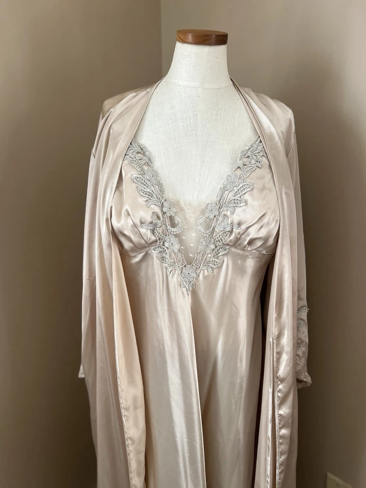 Camisola e roupão Flora by Flora Nikrooz Stella cetim acabamento venise – Tamanho 2XL - Imagem 2 de 4