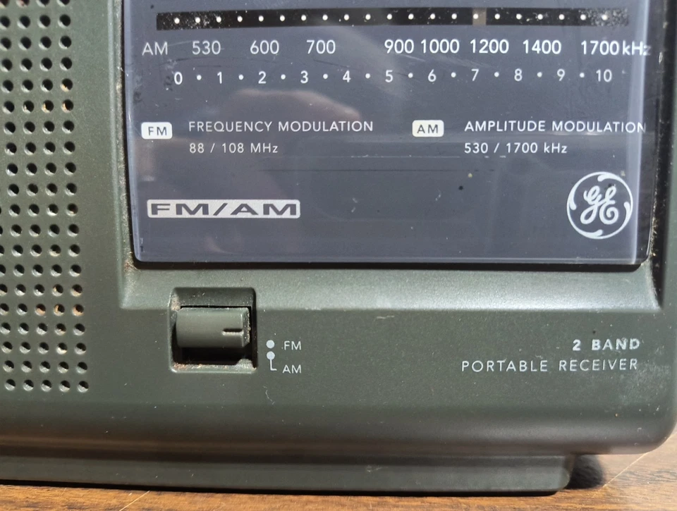 Vintage GE Model 7-2662B Portable 2-Band AM/FM Radio Receiver  - Image 4 of 4