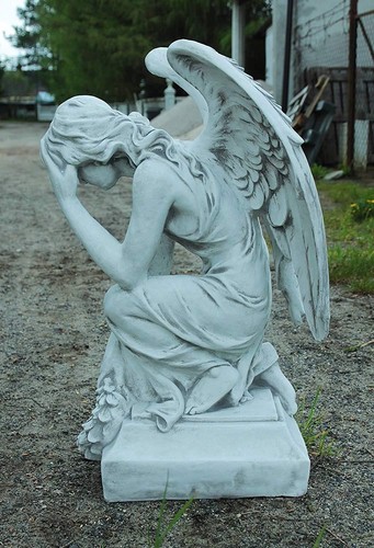 Grabengel Engel kniend mit Kranz Gartenfigur Statue Steinguss Grabschmuck 82 cm - Bild 4 von 4