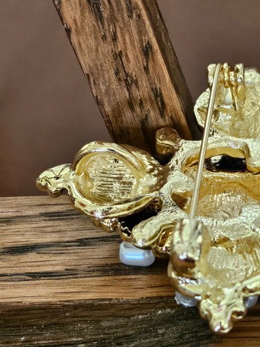 Broche prendedor cruz esmalte perlas barrocas, colgante - Imagen 6 de 8