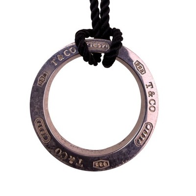 Tiffany & Co. Unisex Sterlingsilber runder Anhänger schwarze Kordel Halskette