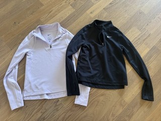 Estupendas camisetas deportivas NIKE niñas partes superiores S 128 134 negro morado buen estado